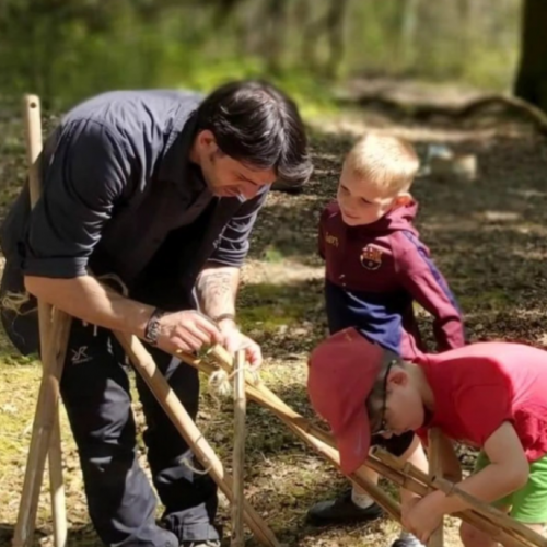 L'aventurier Français Corentin Leduc dans un centre de loisire pour apprendre la survie aux enfants